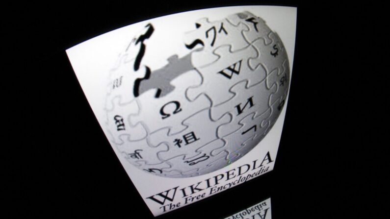 O logotipo da "Wikipedia" é visto na tela de um tablet em Paris, França, em 4 de dezembro de 2012 (Lionel Bonaventure / AFP via Getty Images)
