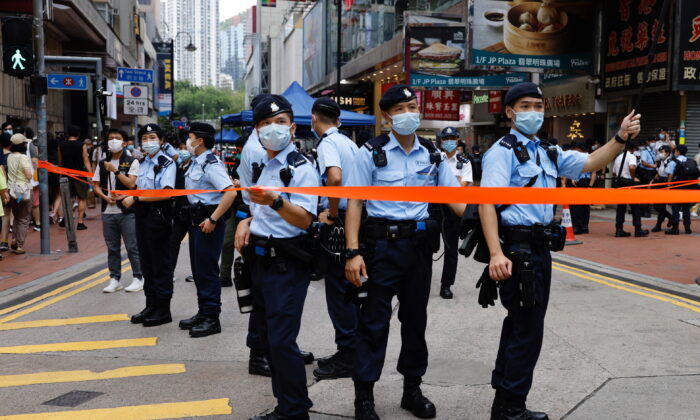 Polícia monta guarda em Causeway Bay em Hong Kong, em 1º de julho de 2021 (Tyrone Siu / Reuters)