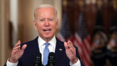 Biden defende o fim da missão no Afeganistão enquanto centenas de americanos ficam para trás