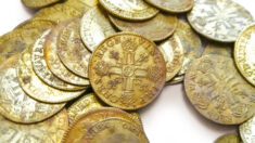 Artesãos franceses descobrem 239 moedas de ouro pré-revolução nas paredes de mansão