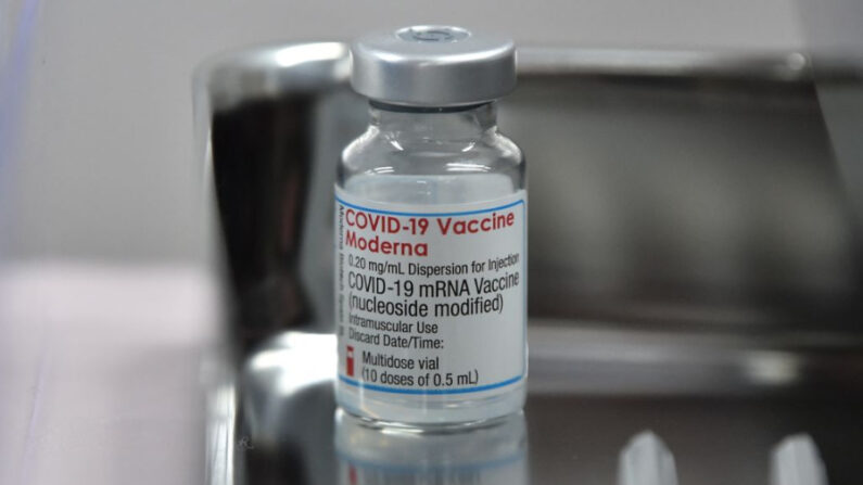 Islândia para de usar vacina moderna devido ao risco de inflamação do coração
