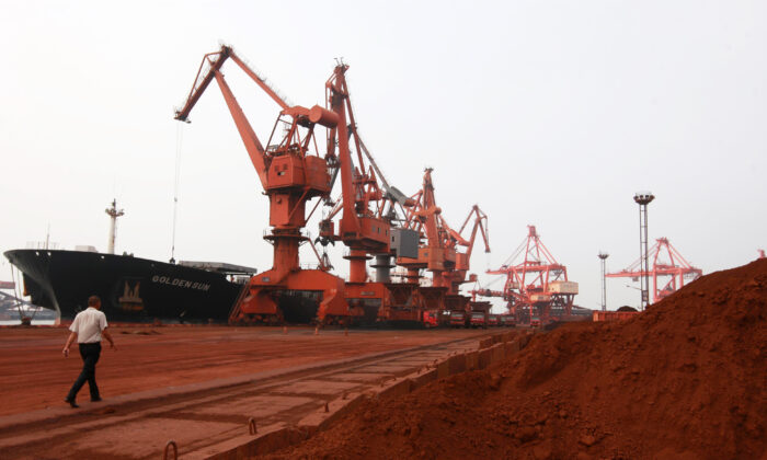 Solo contendo vários elementos de terras raras para exportação em um porto em Lianyungang, China, nesta foto sem data (STR / AFP via Getty Images)
