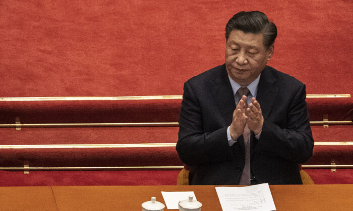 O líder chinês Xi Jinping aplaude durante a sessão de abertura da Conferência Consultiva Política do Povo Chinês no Grande Salão do Povo em 4 de março de 2021, em Pequim, China (Kevin Frayer / Getty Images)