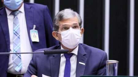 Presidente da Petrobras alerta para desabastecimento se houver interferência no preço da gasolina