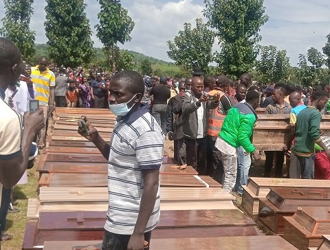 Caixões com os corpos de 38 aldeões cristãos mortos em Madamai, Nigéria, por terroristas muçulmanos Fulani armados, no dia 26 de setembro de 2021, sendo organizados para uma missa fúnebre na Escola Secundária do Governo, Mallagun, a cerca de três quilômetros de Madamai, em 30 de setembro de 2021 (Luka Binniyat / The Epoch Times)