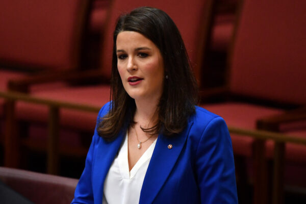 Senadora do Partido Liberal, Claire Chandler, faz seu discurso inaugural na Câmara do Senado na Casa do Parlamento, em Canberra, na Austrália, em 23 de julho de 2019 (AAP Image / Mick Tsikas)