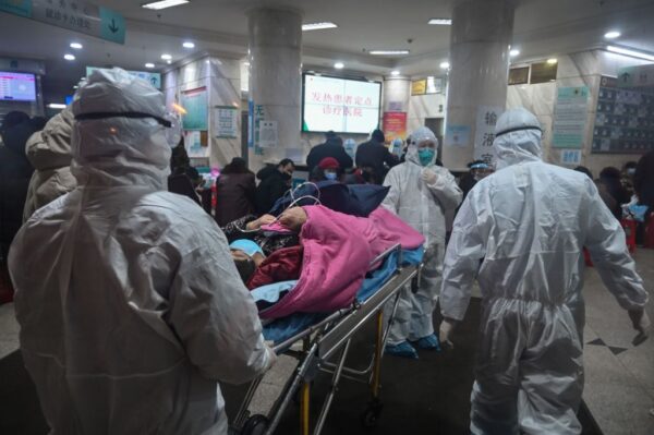 Equipe médica em roupas de proteção para se protegerem de um paciente com o vírus do PCC no Hospital da Cruz Vermelha de Wuhan, em Wuhan, China, em 25 de janeiro de 2020 (Hector Retamal / AFP via Getty Images)