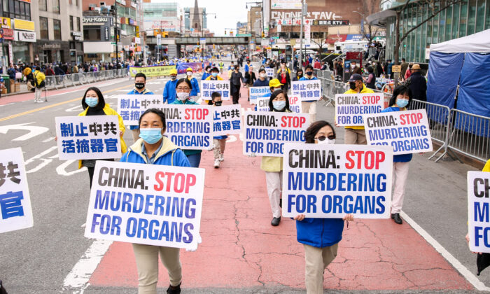 Praticantes do Falun Gong participam de um desfile em Nova Iorque em 18 de abril de 2021, para comemorar o 22º aniversário do apelo pacífico de 25 de abril de 10.000 praticantes do Falun Gong em Pequim (Samira Bouaou / The Epoch Times)