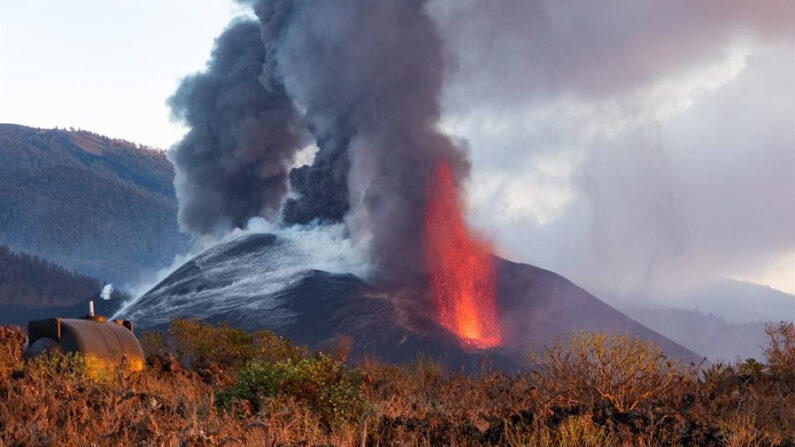 Novo fluxo de lava em La Palma destrói tudo em seu caminho