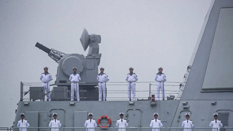 Marinheiros ficam no convés do novo destruidor de mísseis-guia tipo 055 Nanchang da Marinha do Exército de Libertação do Povo da China (PLA) enquanto participam de um desfile naval para marcar o 70º aniversário da fundação do PLA, no mar perto de Qingdao, na província de Shandong, na China, no dia 23 de abril de 2019 (Mark Schiefelbein / AFP via Getty Images)