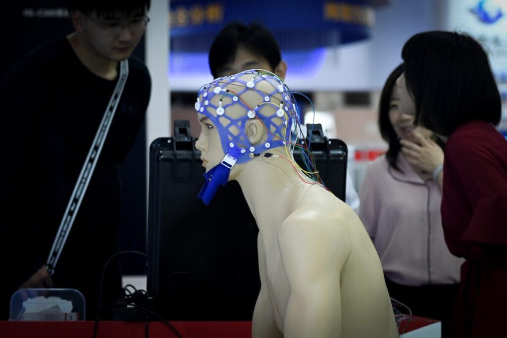 Detector de mentiras é visto em exibição na exposição China Defense Information Technology and Equipment, em Pequim, no dia 18 de junho de 2019 (Wang Zhao / AFP via Getty Images)