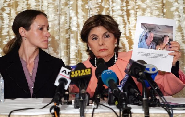 Advogada Gloria Allred (direita) e sua cliente, Teala Davies, que afirma ter sido vítima de abuso sexual por Jeffrey Epstein quando era menor, em uma entrevista coletiva para anunciar um processo contra o espólio de Epstein, em Nova Iorque, em 21 de novembro de 2019 (TIMOTHY A. CLARY / AFP via Getty Images)