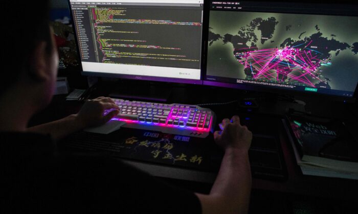 Um hacker usa seu computador em Dongguan, na província de Guangdong, no sul da China, em 4 de agosto de 2020. (Nicolas Asfouri/AFP via Getty Images)