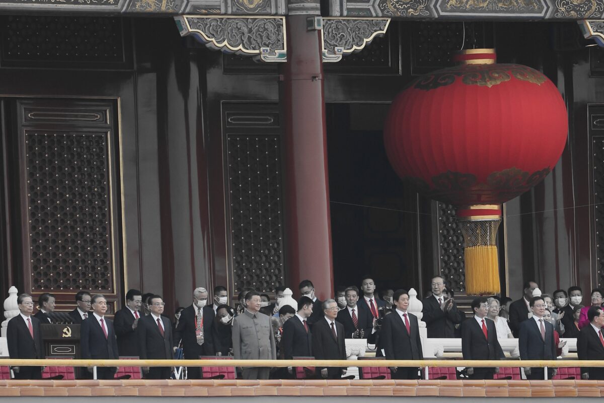 Líder chinês, Xi Jinping, ao lado do ex-líder Hu Jintao, participa da celebração do 100º aniversário do Partido Comunista Chinês, na Praça Tiananmen, em Pequim, China, no dia 1º de julho de 2021 (Lintao Zhang / Getty Images)