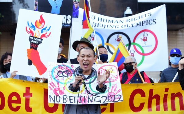 Ativistas protestam em frente ao Consulado Chinês de Los Angeles em Los Angeles, pedindo boicote aos Jogos Olímpicos de Inverno de Pequim em 2022, devido a preocupações com o histórico de direitos humanos da China, em Los Angeles, Califórnia, no dia 3 de novembro de 2021 (Frederic Brown / AFP via Getty Images)