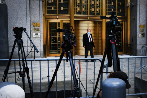 Um oficial do tribunal está do lado de fora de um tribunal de Manhattan, onde a mídia se reuniu para a audiência de acusação de Ghislaine Maxwell na cidade de Nova Iorque, em 14 de julho de 2020 (Spencer Platt / Getty Images)