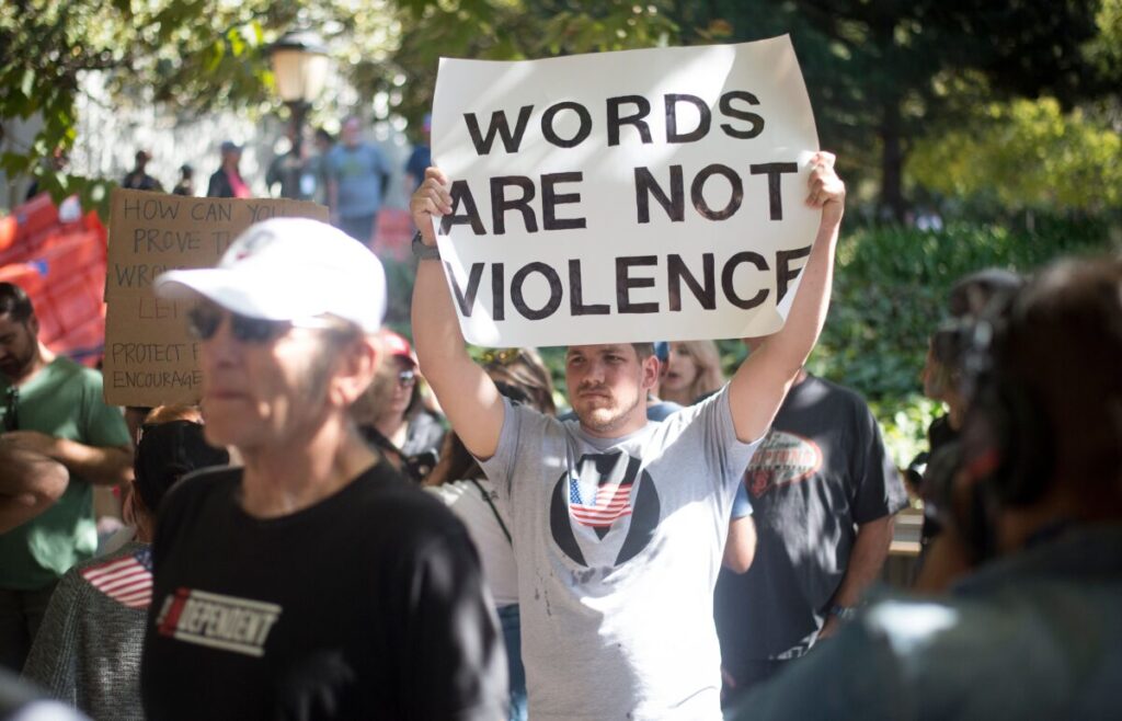 Contra-manifestantes seguram cartazes enquanto esperam que o comentarista conservador Milo Yiannopoulos chegue ao campus de Berkeley da Universidade da Califórnia, no dia 24 de setembro, 2017 (Josh Edelson / AFP via Getty Images)