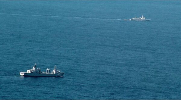 Navio australiano Sua Majestade (à direita) monitorando o navio espião chinês (à esquerda) em agosto de 2021 (Força de Defesa da Austrália / Fornecido)