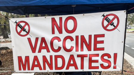 Empresa farmacêutica processada por suposta negação ilegal de isenções de mandato de vacina contra COVID-19