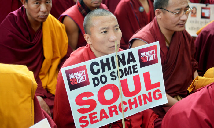 Testemunhos de abuso sexual a monjas tibetanas enquanto estavam sob custódia da polícia chinesa