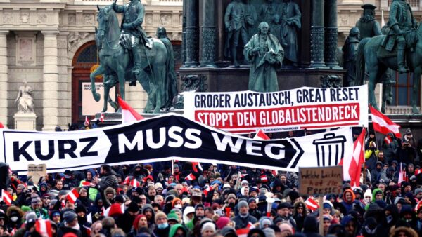 Manifestantes seguram uma faixa dizendo "Kurz deve ir" na Maria Theresien Platz durante uma manifestação contra as medidas da COVID-19 e suas consequências econômicas em Viena, Áustria, em 16 de janeiro de 2021 (Lisi Niesner / Reuters)