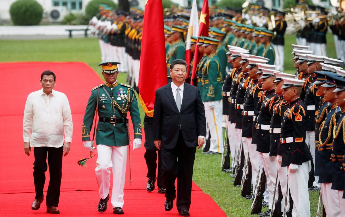 Visitando o líder chinês Xi Jinping com a tropa do presidente filipino Rodrigo Duterte, antes de seu encontro individual no palácio presidencial de Malacanang, em Manila, no dia 20 de novembro de 2018 (Erik De Castro / Reuters)