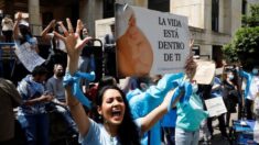 Colômbia adia decisão de descriminalizar o aborto