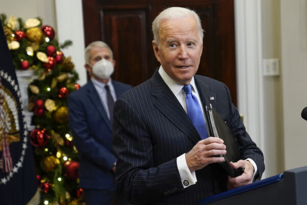 Presidente Joe Biden responde a uma pergunta enquanto se pronuncia sobre a variante da COVID-19 chamada Ômicron, na Sala Roosevelt da Casa Branca, em Washington, no dia 29 de novembro de 2021 (AP Photo / Evan Vucci)