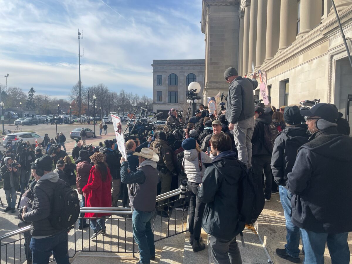 Pessoas são vistas do lado de fora do Tribunal do Condado de Kenosha após Kyle Rittenhouse ser absolvido de todas as acusações, em Kenosha, Wisconsin, em 18 de novembro de 2021 (Jackson Elliott / The Epoch Times)