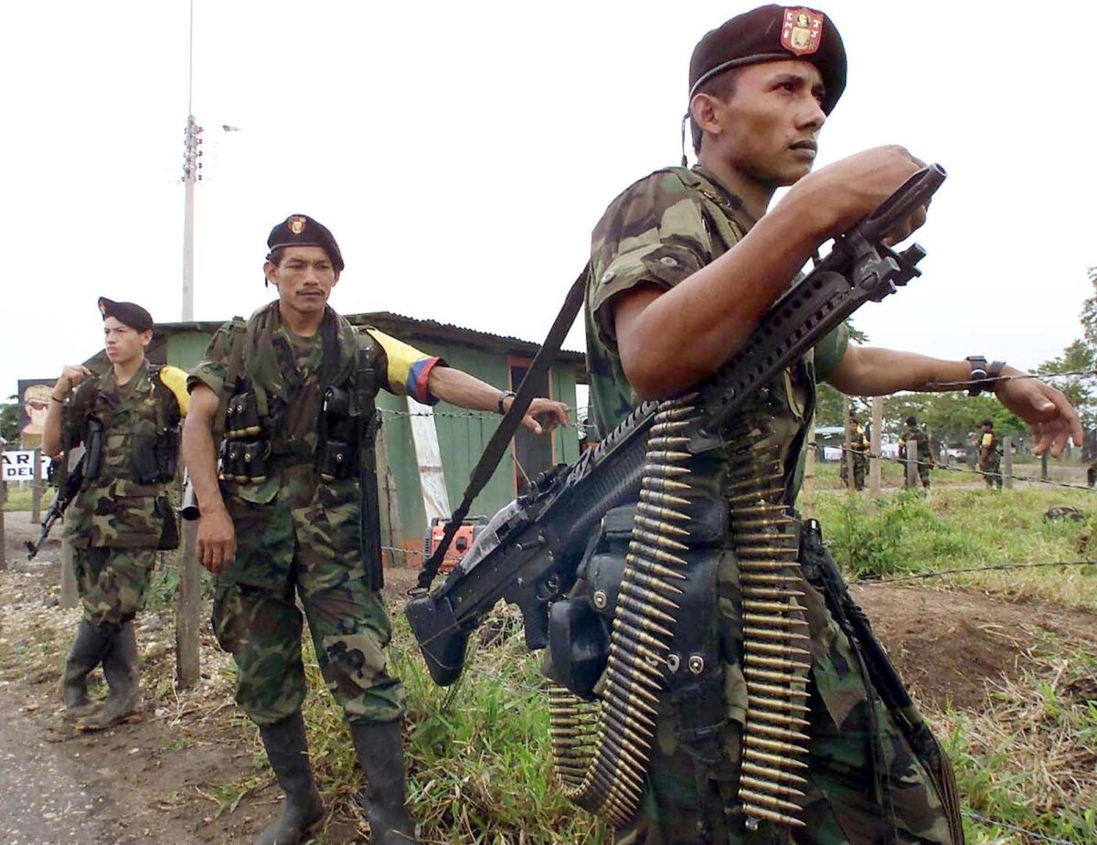  Nesta foto de arquivo, tirada em fevereiro de 2001, guerrilheiros das Forças Armadas Revolucionárias da Colômbia (FARC) protegem o local das negociações entre Manuel Marulanda, o chefe rebelde marxista das FARC, e o então presidente colombiano Andrés Pastrana (Luis Acosta / AFP via Getty Images)