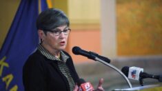Governadora do Kansas assinará projeto de lei que isenta empresas às exigências de vacinação contra COVID-19
