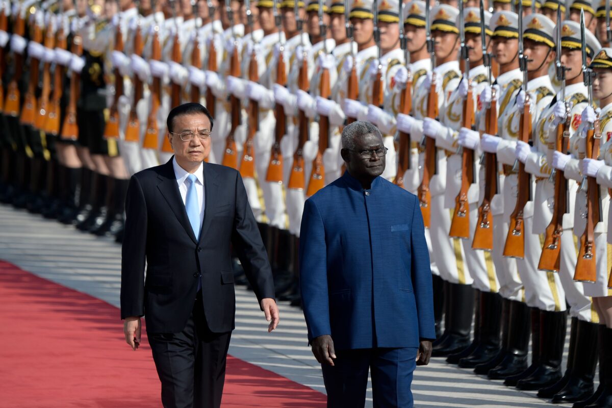 Primeiro-ministro das Ilhas Salomão, Manasseh Sogavare e o premiê chinês, Li Keqiang, inspecionam guardas de honra durante uma cerimônia de boas-vindas no Grande Palácio do Povo, em Pequim, no dia 9 de outubro de 2019 (Wang Zhao / AFP via Getty Images)