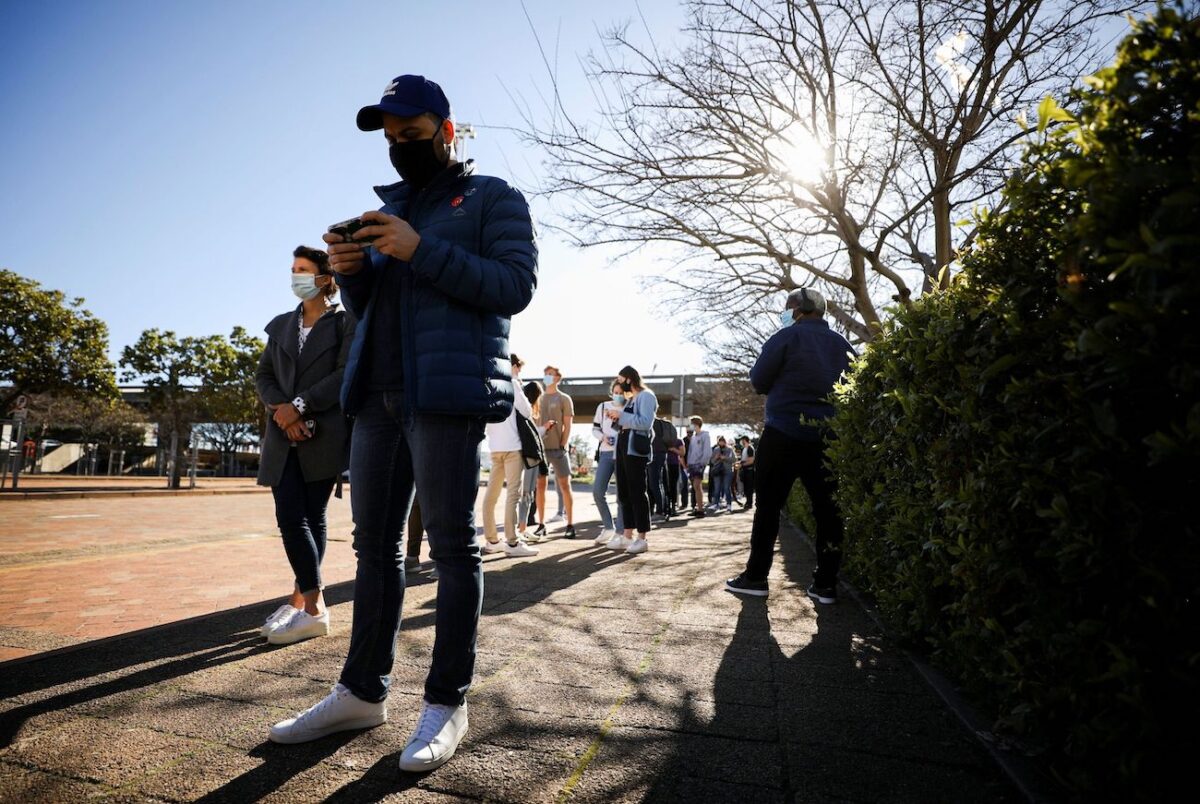 Pessoas fazem fila do lado de fora de um centro de vacinação contra a COVID-19, na Cidade do Cabo, África do Sul, 20 de agosto de 2021 (Mike Hutchings / Reuters)