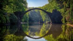 Ponte de 160 anos cria um círculo perfeito refletindo na água
