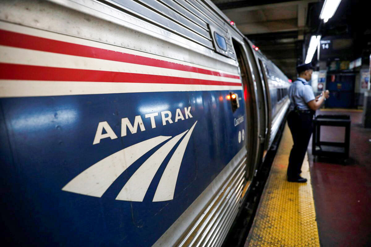 Um trem de passageiros Amtrak passa na estação da Pensilvânia, em Nova Iorque, no dia 27 de abril de 2017 (Mike Segar / Reuters)