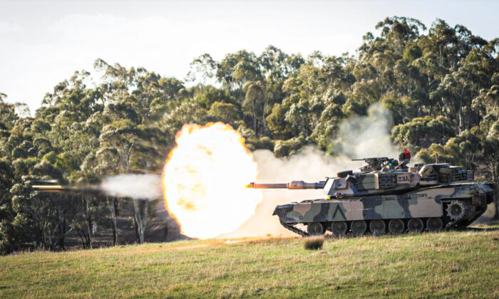 Uma fotografia fornecida de um tanque Abrams do exército australiano M1A1 disparando contra alvos durante o exercício Chong Ju na área de treinamento de Puckapunyal, em Victoria, na Austrália, no dia 17 de maio de 2018 (Imagem AAP / fornecida pelo Departamento de Defesa)