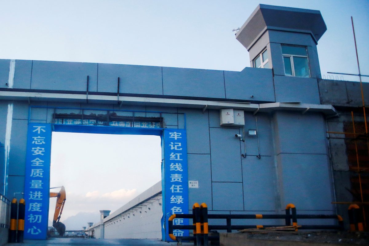 Um portão do que é oficialmente conhecido como um centro de educação de habilidades vocacionais em construção em Dabancheng, na região autônoma Uigur de Xinjiang, na China, no dia 4 de setembro de 2018 (Reuters / Thomas Peter / Foto de arquivo)
