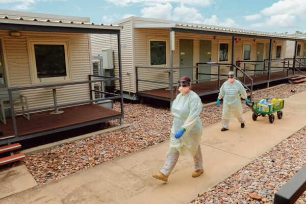A equipe conduz uma bateria de testes em uma simulação de PPE nas seções NCCTRCA / AUSMAT da instalação de quarentena de Howard Springs, em Darwin, na Austrália, no dia 14 de janeiro de 2021 (Imagem AAP / Glenn Campbell)