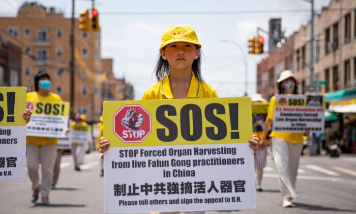 Praticantes do Falun Gong protestam contra a perseguição que suportam na China há 22 anos, no Brooklyn, Nova Iorque, em 18 de julho de 2021 (Chung I Ho / The Epoch Times)