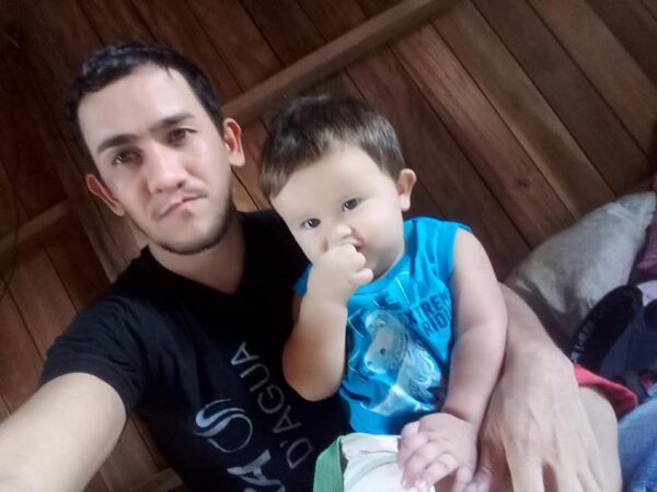 Maciel com seu filho de três anos (Cortesia de Eliel da Silva Maciel)