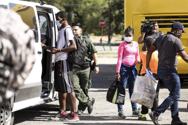 A Patrulha de Fronteira deixa vans carregadas de haitianos que cruzaram ilegalmente a fronteira dos EUA na ONG local Border Humanitarian Coalition para pegar um ônibus para San Antonio ou Houston, em Del Rio, no Texas, no dia 22 de setembro de 2021 (Charlotte Cuthbertson / Epoch Times)