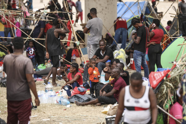 Milhares de imigrantes ilegais, a maioria haitianos, vivem em um acampamento improvisado e primitivo sob a ponte internacional que atravessa o Rio Grande entre os EUA e o México enquanto esperam para serem detidos e processados ​​pela Patrulha de Fronteira, em Del Rio, Texas, em 21 de setembro de 2021 (Charlotte Cuthbertson / Epoch Times)
