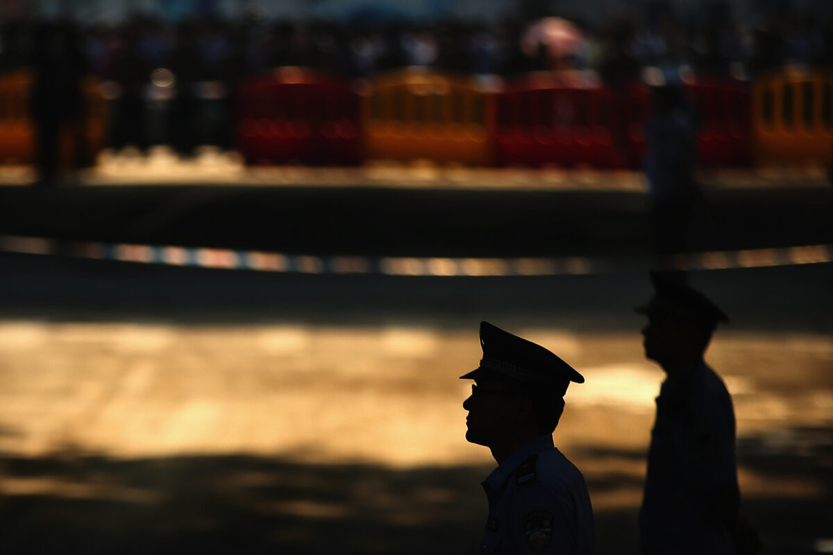 Policiais chineses montam guarda em Jinan, na China, no dia 22 de agosto de 2013 (Feng Li / Getty Images)