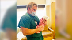 Médico chora ao segurar bebê de um casal em seus braços, depois de acompanhá-los na perda de seu filho