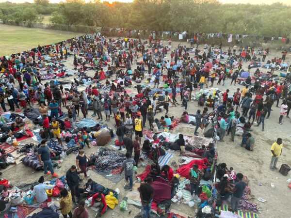 Milhares de imigrantes ilegais se amontoam em Del Rio, no Texas, em 16 de setembro de 2021 (Charlotte Cuthbertson / Epoch Times)