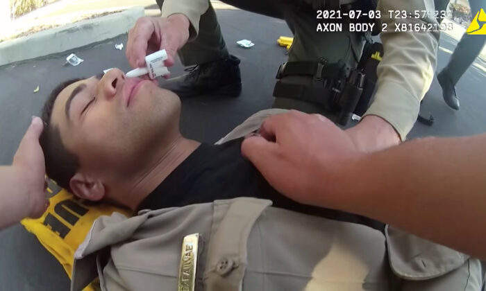 Policial sofre overdose após inspecionar veículo com fentanil, seu parceiro o salva com Narcan