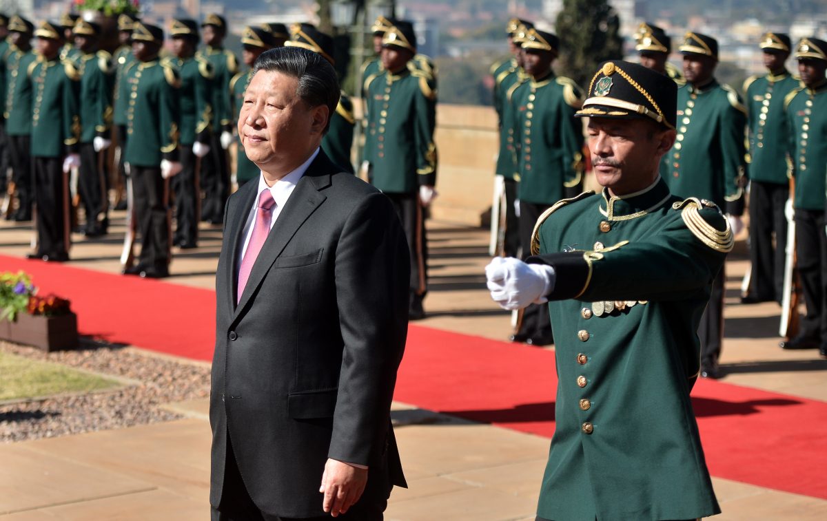 Líder chinês, Xi Jinping, inspeciona uma guarda de honra militar durante sua visita oficial ao edifício estatal Union, em Pretória, na África do Sul, no dia 24 de julho de 2018 (Phill Magakoe / AFP / Getty Images)