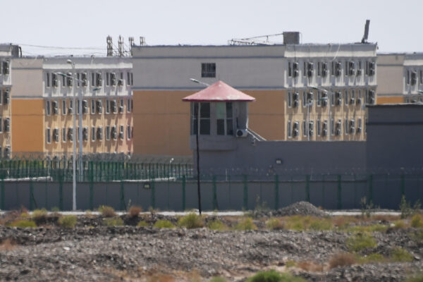 Prédios no Centro de Serviços de Treinamento em Educação Profissional de Artux City, considerado um campo de reeducação onde a maioria das minorias étnicas muçulmanas estão detidas, ao norte de Kashgar, na região de Xinjiang, no noroeste da China, no dia 2 de junho de 2019 (Greg Baker / AFP via Getty Imagens)