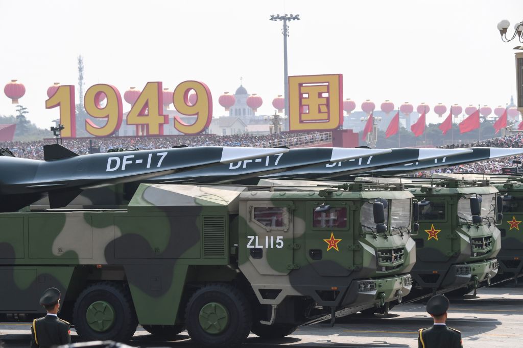 Veículos militares com mísseis DF-17 participam do desfile militar na Praça Tiananmen, em Pequim, no dia 1º de outubro de 2019, para marcar o 70º aniversário da fundação da República Popular da China (GREG BAKER / AFP via Getty Images)