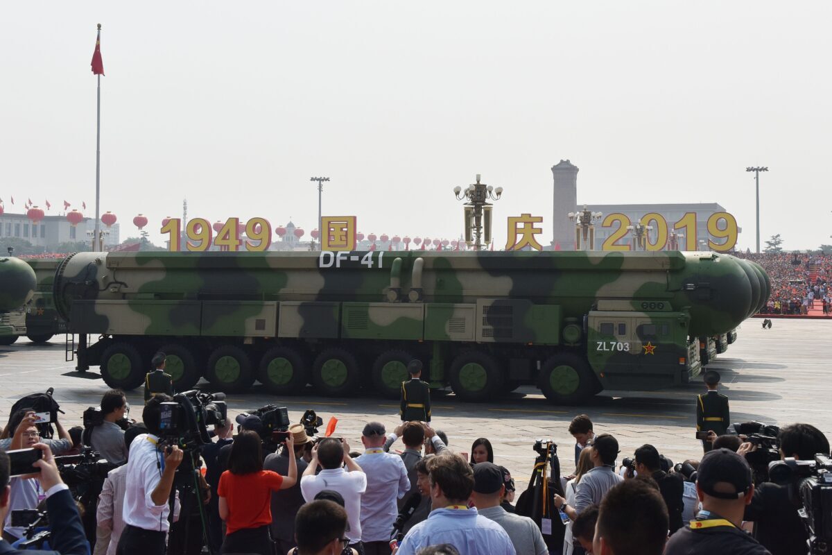  Veículos militares chineses carregam ICBMs com capacidade nuclear em um desfile militar na Praça Tiananmen, de Pequim, no dia 1 de outubro de 2019 (Greg Baker / AFP via Getty Images)